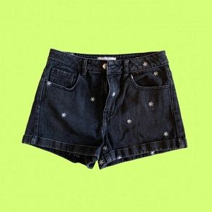 Adorable daisy shorts!!🍀